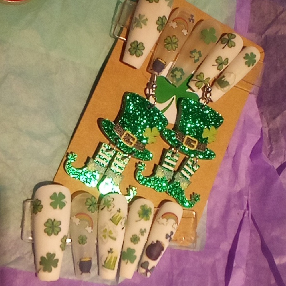Hott for shamrock ☘️ matching nails and earrings